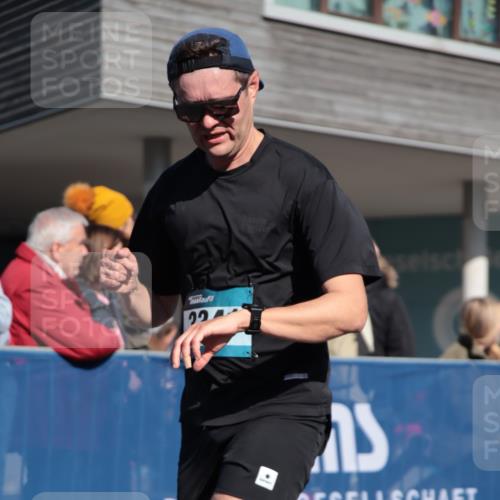 06.04.2025 - 44. Internationalen Wilhelmsburger Insellauf A. Gomolzig http://msf.ph/oto/7579520 06.04.2025 10:24:52 Ziel 3317, 3341, 4195, 4205, 4617 meine-sportfotos.de