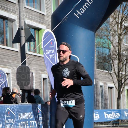 06.04.2025 - 44. Internationalen Wilhelmsburger Insellauf A. Gomolzig http://msf.ph/oto/7579567 06.04.2025 10:24:48 Ziel 3317, 3341, 4617 meine-sportfotos.de