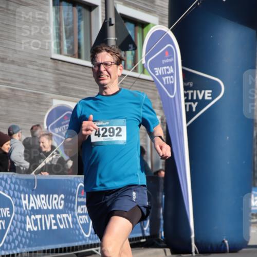 06.04.2025 - 44. Internationalen Wilhelmsburger Insellauf A. Gomolzig http://msf.ph/oto/7579585 06.04.2025 10:24:42 Ziel 3317, 4136, 4292 meine-sportfotos.de