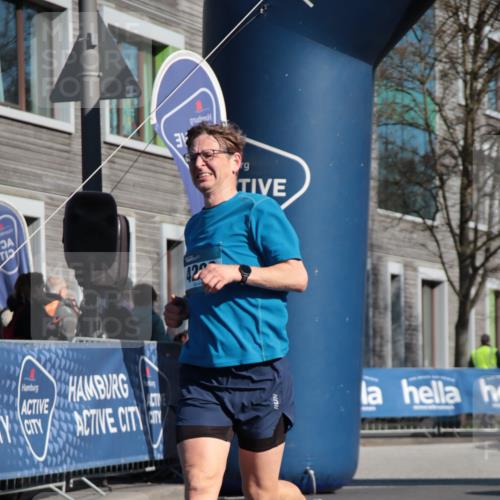 06.04.2025 - 44. Internationalen Wilhelmsburger Insellauf A. Gomolzig http://msf.ph/oto/7579594 06.04.2025 10:24:42 Ziel 3317, 4136, 4292 meine-sportfotos.de