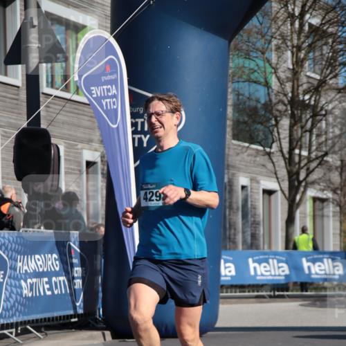 06.04.2025 - 44. Internationalen Wilhelmsburger Insellauf A. Gomolzig http://msf.ph/oto/7579599 06.04.2025 10:24:42 Ziel 3317, 4136, 4292 meine-sportfotos.de