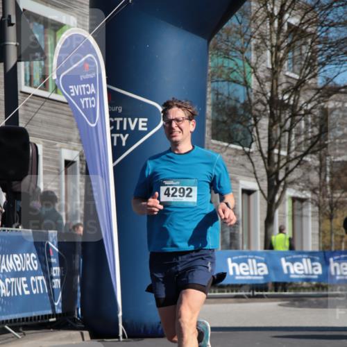 06.04.2025 - 44. Internationalen Wilhelmsburger Insellauf A. Gomolzig http://msf.ph/oto/7579603 06.04.2025 10:24:41 Ziel 3317, 4136, 4292 meine-sportfotos.de