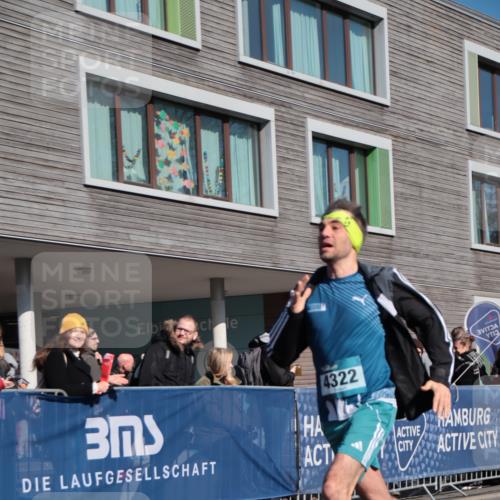 06.04.2025 - 44. Internationalen Wilhelmsburger Insellauf A. Gomolzig http://msf.ph/oto/7579672 06.04.2025 10:23:55 Ziel 4322 meine-sportfotos.de