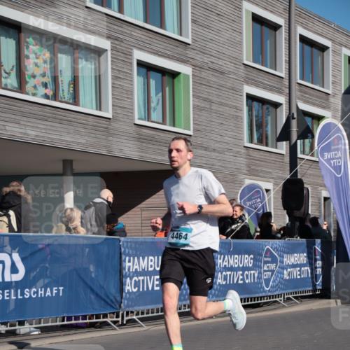06.04.2025 - 44. Internationalen Wilhelmsburger Insellauf A. Gomolzig http://msf.ph/oto/7579730 06.04.2025 10:23:38 Ziel 4464 meine-sportfotos.de