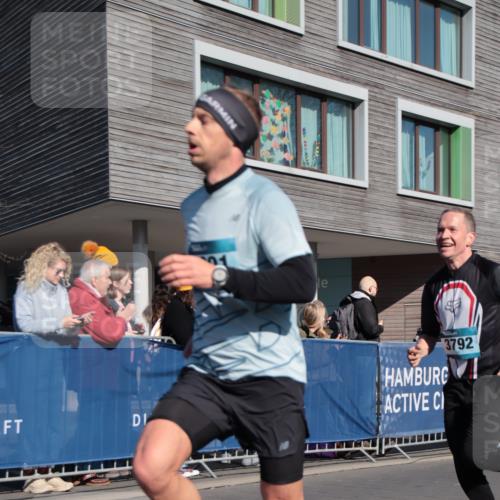 06.04.2025 - 44. Internationalen Wilhelmsburger Insellauf A. Gomolzig http://msf.ph/oto/7579740 06.04.2025 10:23:25 Ziel 3536, 3792, 4391 meine-sportfotos.de