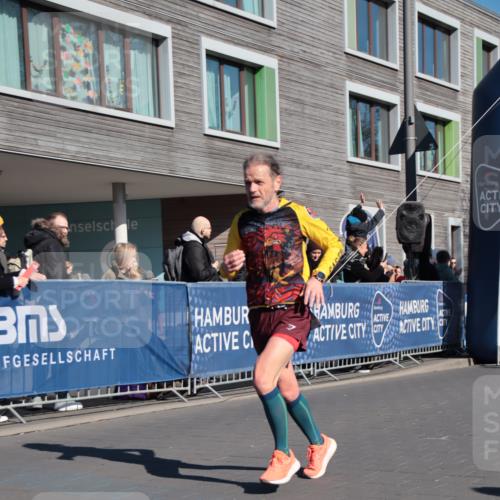 06.04.2025 - 44. Internationalen Wilhelmsburger Insellauf A. Gomolzig http://msf.ph/oto/7579770 06.04.2025 10:23:18 Ziel 3379, 3536, 3792, 4391 meine-sportfotos.de