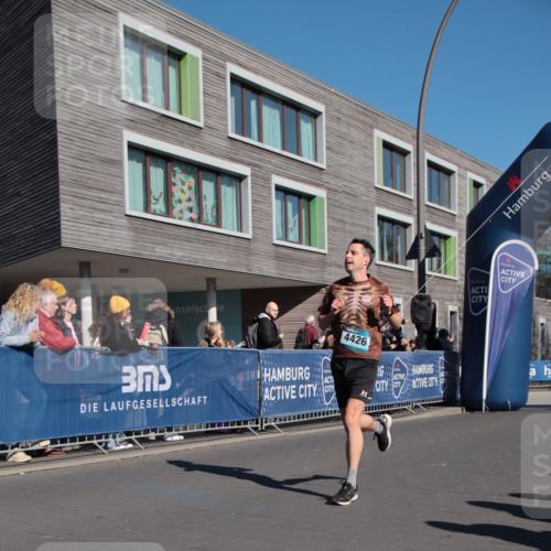 06.04.2025 - 44. Internationalen Wilhelmsburger Insellauf A. Gomolzig http://msf.ph/oto/7579782 06.04.2025 10:23:11 Ziel 3379, 4426, 4496 meine-sportfotos.de