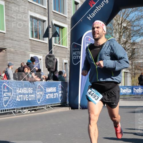 06.04.2025 - 44. Internationalen Wilhelmsburger Insellauf A. Gomolzig http://msf.ph/oto/7579806 06.04.2025 10:23:04 Ziel 4071, 4493, 4496 meine-sportfotos.de