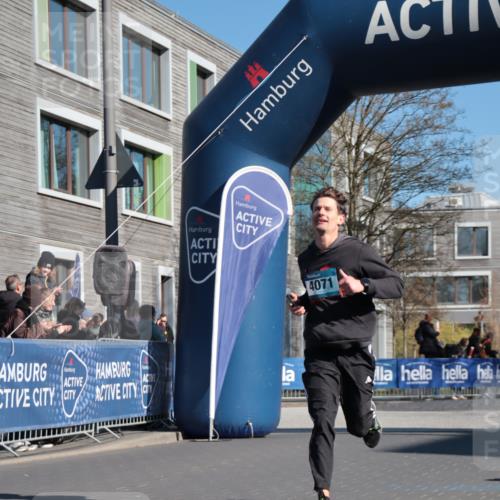 06.04.2025 - 44. Internationalen Wilhelmsburger Insellauf A. Gomolzig http://msf.ph/oto/7579841 06.04.2025 10:22:59 Ziel 4071, 4493 meine-sportfotos.de