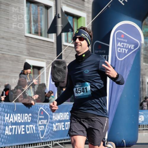 06.04.2025 - 44. Internationalen Wilhelmsburger Insellauf A. Gomolzig http://msf.ph/oto/7580057 06.04.2025 10:21:59 Ziel 3597, 4541, 5030 meine-sportfotos.de