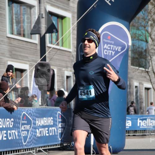 06.04.2025 - 44. Internationalen Wilhelmsburger Insellauf A. Gomolzig http://msf.ph/oto/7580061 06.04.2025 10:21:59 Ziel 3597, 4541, 5030 meine-sportfotos.de
