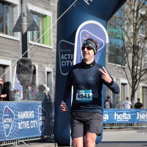 06.04.2025 - 44. Internationalen Wilhelmsburger Insellauf A. Gomolzig http://msf.ph/oto/7580064 06.04.2025 10:21:59 Ziel 3597, 4541, 5030 meine-sportfotos.de