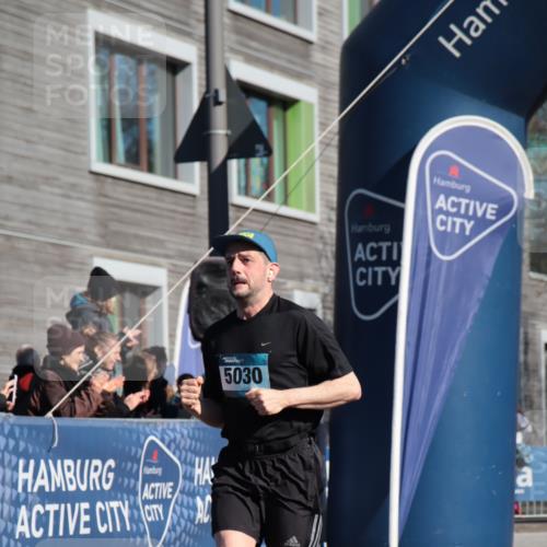 06.04.2025 - 44. Internationalen Wilhelmsburger Insellauf A. Gomolzig http://msf.ph/oto/7580104 06.04.2025 10:21:55 Ziel 3597, 4541, 5030 meine-sportfotos.de