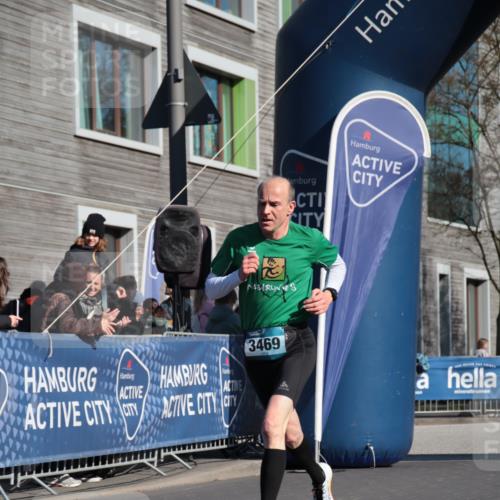 06.04.2025 - 44. Internationalen Wilhelmsburger Insellauf A. Gomolzig http://msf.ph/oto/7580130 06.04.2025 10:21:32 Ziel 3469, 3572, 3598 meine-sportfotos.de