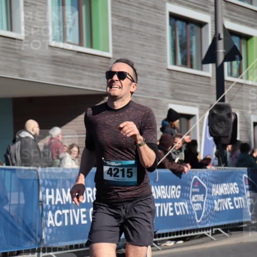 06.04.2025 - 44. Internationalen Wilhelmsburger Insellauf A. Gomolzig http://msf.ph/oto/7580190 06.04.2025 10:20:57 Ziel 4018, 4215 meine-sportfotos.de