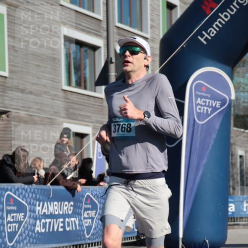 06.04.2025 - 44. Internationalen Wilhelmsburger Insellauf A. Gomolzig http://msf.ph/oto/7580232 06.04.2025 10:20:43 Ziel 3062, 3609, 3768 meine-sportfotos.de