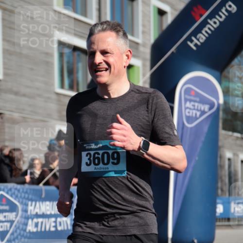 06.04.2025 - 44. Internationalen Wilhelmsburger Insellauf A. Gomolzig http://msf.ph/oto/7580261 06.04.2025 10:20:41 Ziel 3062, 3609, 3768, 3864 meine-sportfotos.de