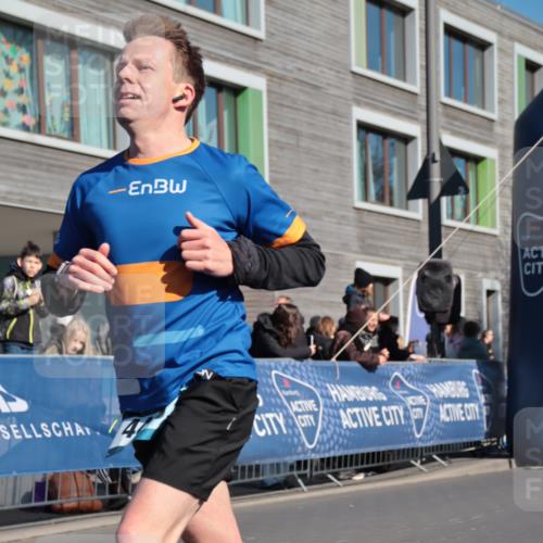 06.04.2025 - 44. Internationalen Wilhelmsburger Insellauf A. Gomolzig http://msf.ph/oto/7580341 06.04.2025 10:20:10 Ziel 3416, 4416 meine-sportfotos.de