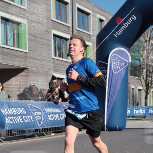 06.04.2025 - 44. Internationalen Wilhelmsburger Insellauf A. Gomolzig http://msf.ph/oto/7580351 06.04.2025 10:20:10 Ziel 3416, 4416 meine-sportfotos.de