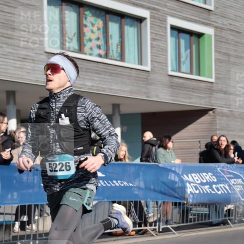 06.04.2025 - 44. Internationalen Wilhelmsburger Insellauf A. Gomolzig http://msf.ph/oto/7580364 06.04.2025 10:20:00 Ziel 5226 meine-sportfotos.de