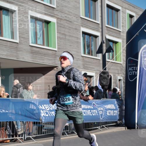 06.04.2025 - 44. Internationalen Wilhelmsburger Insellauf A. Gomolzig http://msf.ph/oto/7580373 06.04.2025 10:19:59 Ziel 5226 meine-sportfotos.de