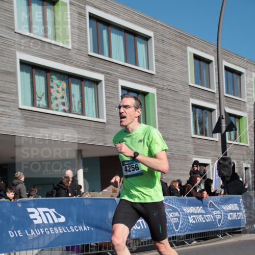 06.04.2025 - 44. Internationalen Wilhelmsburger Insellauf A. Gomolzig http://msf.ph/oto/7580383 06.04.2025 10:19:40 Ziel 4256 meine-sportfotos.de