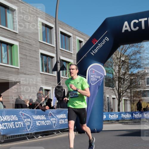 06.04.2025 - 44. Internationalen Wilhelmsburger Insellauf A. Gomolzig http://msf.ph/oto/7580391 06.04.2025 10:19:39 Ziel 4256 meine-sportfotos.de
