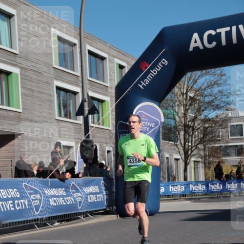 06.04.2025 - 44. Internationalen Wilhelmsburger Insellauf A. Gomolzig http://msf.ph/oto/7580395 06.04.2025 10:19:39 Ziel 4256 meine-sportfotos.de