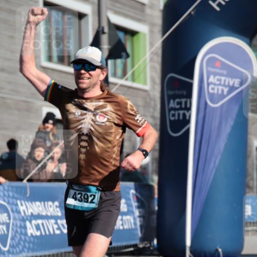06.04.2025 - 44. Internationalen Wilhelmsburger Insellauf A. Gomolzig http://msf.ph/oto/7580491 06.04.2025 10:19:00 Ziel 3103, 4392 meine-sportfotos.de
