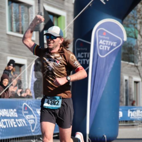 06.04.2025 - 44. Internationalen Wilhelmsburger Insellauf A. Gomolzig http://msf.ph/oto/7580495 06.04.2025 10:19:00 Ziel 3103, 4392 meine-sportfotos.de