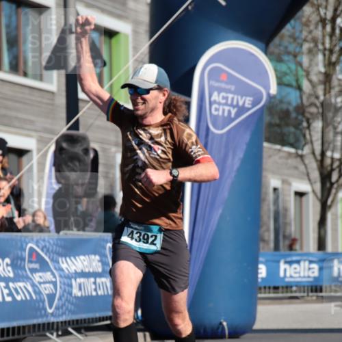 06.04.2025 - 44. Internationalen Wilhelmsburger Insellauf A. Gomolzig http://msf.ph/oto/7580503 06.04.2025 10:19:00 Ziel 3103, 4392 meine-sportfotos.de