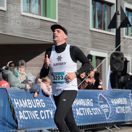 06.04.2025 - 44. Internationalen Wilhelmsburger Insellauf A. Gomolzig http://msf.ph/oto/7580532 06.04.2025 10:18:42 Ziel 3203, 3739 meine-sportfotos.de