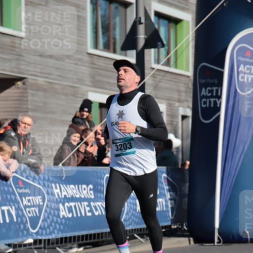 06.04.2025 - 44. Internationalen Wilhelmsburger Insellauf A. Gomolzig http://msf.ph/oto/7580535 06.04.2025 10:18:41 Ziel 3203, 3643, 3739 meine-sportfotos.de