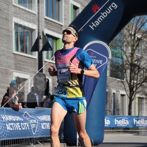 06.04.2025 - 44. Internationalen Wilhelmsburger Insellauf A. Gomolzig http://msf.ph/oto/7580636 06.04.2025 10:17:30 Ziel 3259 meine-sportfotos.de