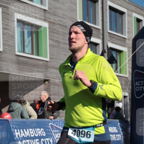 06.04.2025 - 44. Internationalen Wilhelmsburger Insellauf A. Gomolzig http://msf.ph/oto/7580682 06.04.2025 10:17:18 Ziel 4096, 4230 meine-sportfotos.de