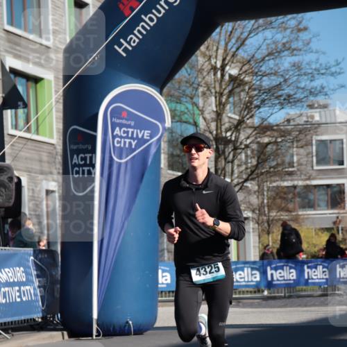 06.04.2025 - 44. Internationalen Wilhelmsburger Insellauf A. Gomolzig http://msf.ph/oto/7580700 06.04.2025 10:17:06 Ziel 4325 meine-sportfotos.de