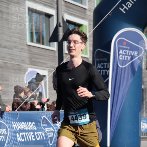 06.04.2025 - 44. Internationalen Wilhelmsburger Insellauf A. Gomolzig http://msf.ph/oto/7580729 06.04.2025 10:16:40 Ziel 4439 meine-sportfotos.de