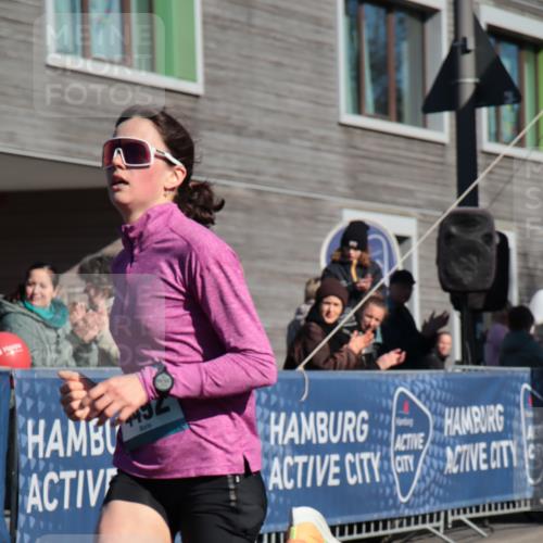 06.04.2025 - 44. Internationalen Wilhelmsburger Insellauf A. Gomolzig http://msf.ph/oto/7580772 06.04.2025 10:16:08 Ziel 4492 meine-sportfotos.de