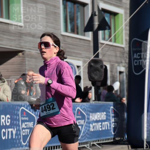 06.04.2025 - 44. Internationalen Wilhelmsburger Insellauf A. Gomolzig http://msf.ph/oto/7580778 06.04.2025 10:16:08 Ziel 4492 meine-sportfotos.de