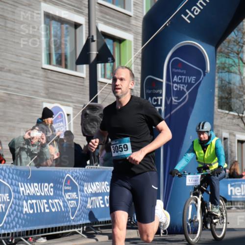 06.04.2025 - 44. Internationalen Wilhelmsburger Insellauf A. Gomolzig http://msf.ph/oto/7580904 06.04.2025 10:15:11 Ziel 3059, 3557 meine-sportfotos.de