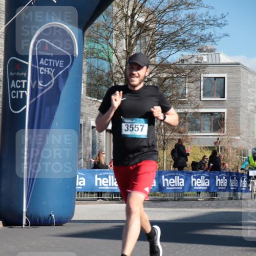 06.04.2025 - 44. Internationalen Wilhelmsburger Insellauf A. Gomolzig http://msf.ph/oto/7580909 06.04.2025 10:15:07 Ziel 3059, 3557 meine-sportfotos.de