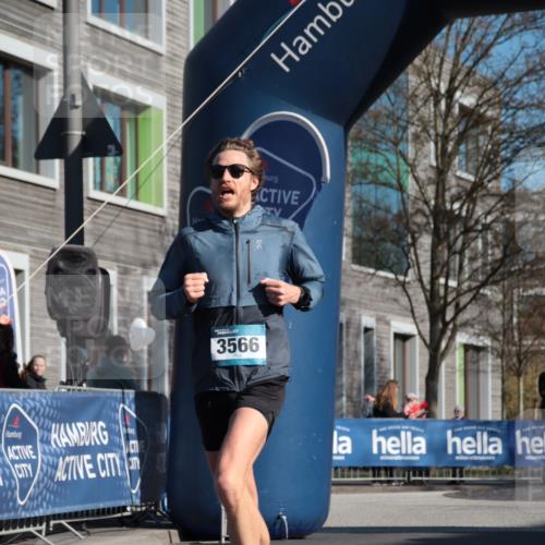 06.04.2025 - 44. Internationalen Wilhelmsburger Insellauf A. Gomolzig http://msf.ph/oto/7580927 06.04.2025 10:14:55 Ziel 3524, 3566, 3599 meine-sportfotos.de