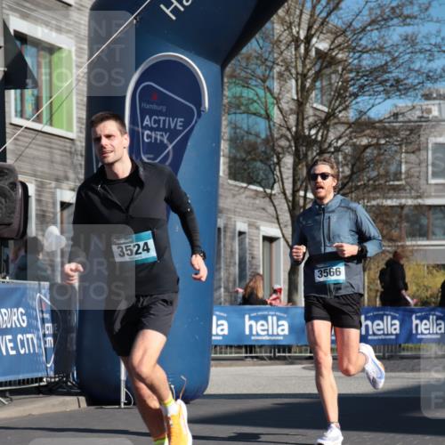 06.04.2025 - 44. Internationalen Wilhelmsburger Insellauf A. Gomolzig http://msf.ph/oto/7580941 06.04.2025 10:14:54 Ziel 3524, 3566, 3599 meine-sportfotos.de