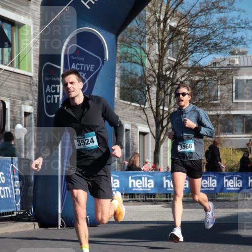 06.04.2025 - 44. Internationalen Wilhelmsburger Insellauf A. Gomolzig http://msf.ph/oto/7580944 06.04.2025 10:14:54 Ziel 3524, 3566, 3599 meine-sportfotos.de