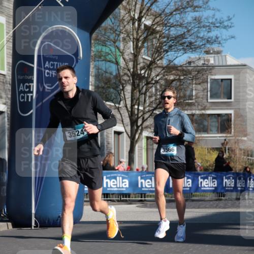 06.04.2025 - 44. Internationalen Wilhelmsburger Insellauf A. Gomolzig http://msf.ph/oto/7580948 06.04.2025 10:14:54 Ziel 3524, 3566, 3599 meine-sportfotos.de