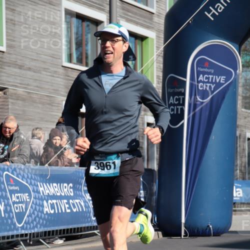 06.04.2025 - 44. Internationalen Wilhelmsburger Insellauf A. Gomolzig http://msf.ph/oto/7581028 06.04.2025 10:14:23 Ziel 3961, 4511 meine-sportfotos.de