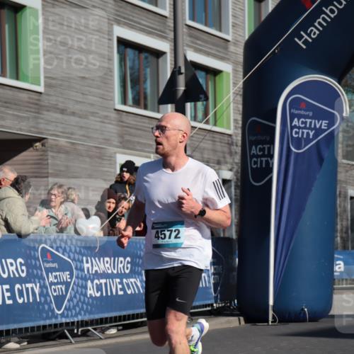 06.04.2025 - 44. Internationalen Wilhelmsburger Insellauf A. Gomolzig http://msf.ph/oto/7581155 06.04.2025 10:13:18 Ziel 4572 meine-sportfotos.de