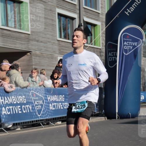 06.04.2025 - 44. Internationalen Wilhelmsburger Insellauf A. Gomolzig http://msf.ph/oto/7581199 06.04.2025 10:12:58 Ziel 4425 meine-sportfotos.de