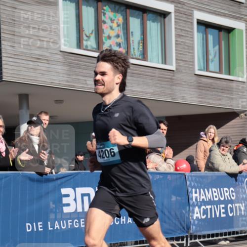 06.04.2025 - 44. Internationalen Wilhelmsburger Insellauf A. Gomolzig http://msf.ph/oto/7581230 06.04.2025 10:12:34 Ziel 4206, 4285 meine-sportfotos.de
