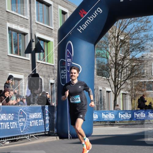 06.04.2025 - 44. Internationalen Wilhelmsburger Insellauf A. Gomolzig http://msf.ph/oto/7581239 06.04.2025 10:12:33 Ziel 4206, 4285 meine-sportfotos.de